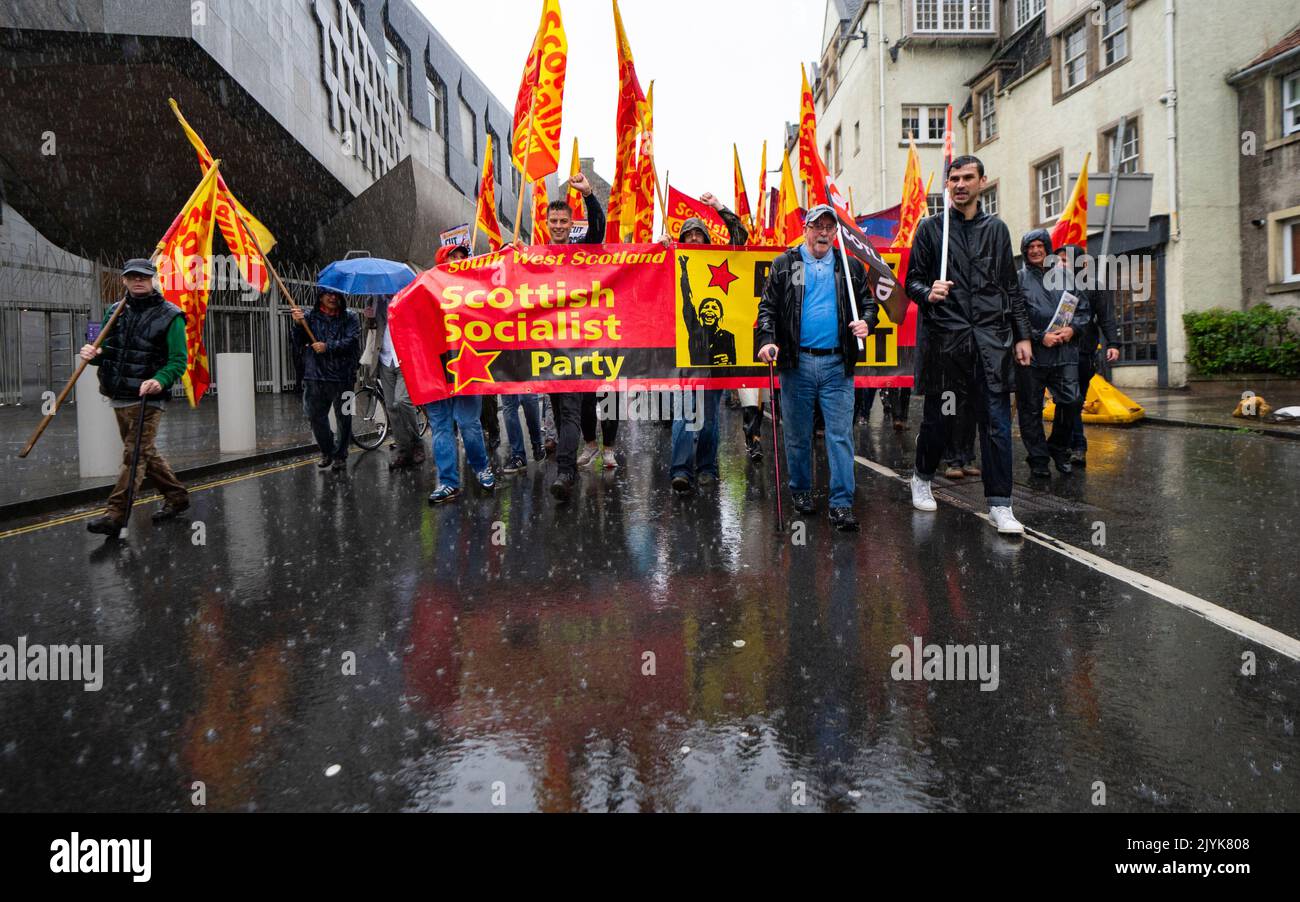 Edinburgh, Schottland, Großbritannien. 8.. September 2022. Die STUC und ihre angeschlossenen Gewerkschaften veranstalten heute einen marsch und eine Kundgebung vor dem schottischen Parlament in Holyrood in Edinburgh. Die STUC veranstaltete die Kundgebung, um gegen die Lebenshaltungskrise zu protestieren und rief sowohl die Regierung von Westminster als auch die schottische Regierung dazu auf, Lohnerhöhungen für Beschäftigte des öffentlichen Sektors bereitzustellen. Iain Masterton/Alamy Live News Stockfoto