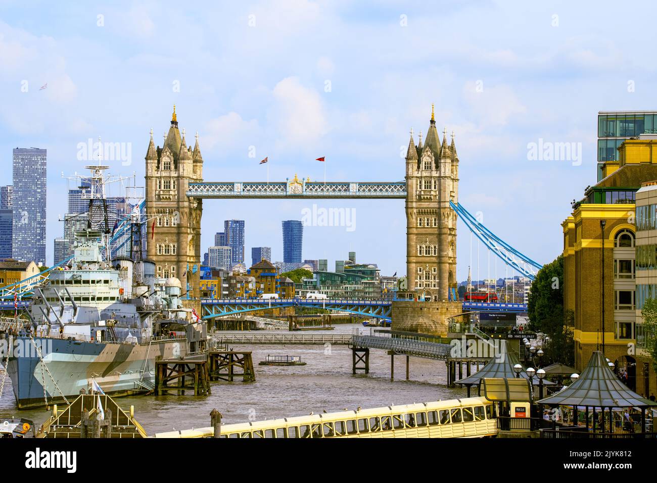 Tower Bridge von der London Bridge unter bewölktem Himmel gesehen Stockfoto