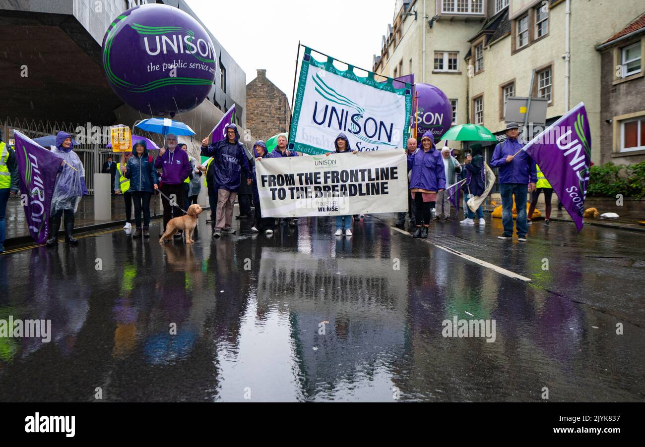 Edinburgh, Schottland, Großbritannien. 8.. September 2022. Die STUC und ihre angeschlossenen Gewerkschaften veranstalten heute einen marsch und eine Kundgebung vor dem schottischen Parlament in Holyrood in Edinburgh. Die STUC veranstaltete die Kundgebung, um gegen die Lebenshaltungskrise zu protestieren und rief sowohl die Regierung von Westminster als auch die schottische Regierung dazu auf, Lohnerhöhungen für Beschäftigte des öffentlichen Sektors bereitzustellen. Iain Masterton/Alamy Live News Stockfoto