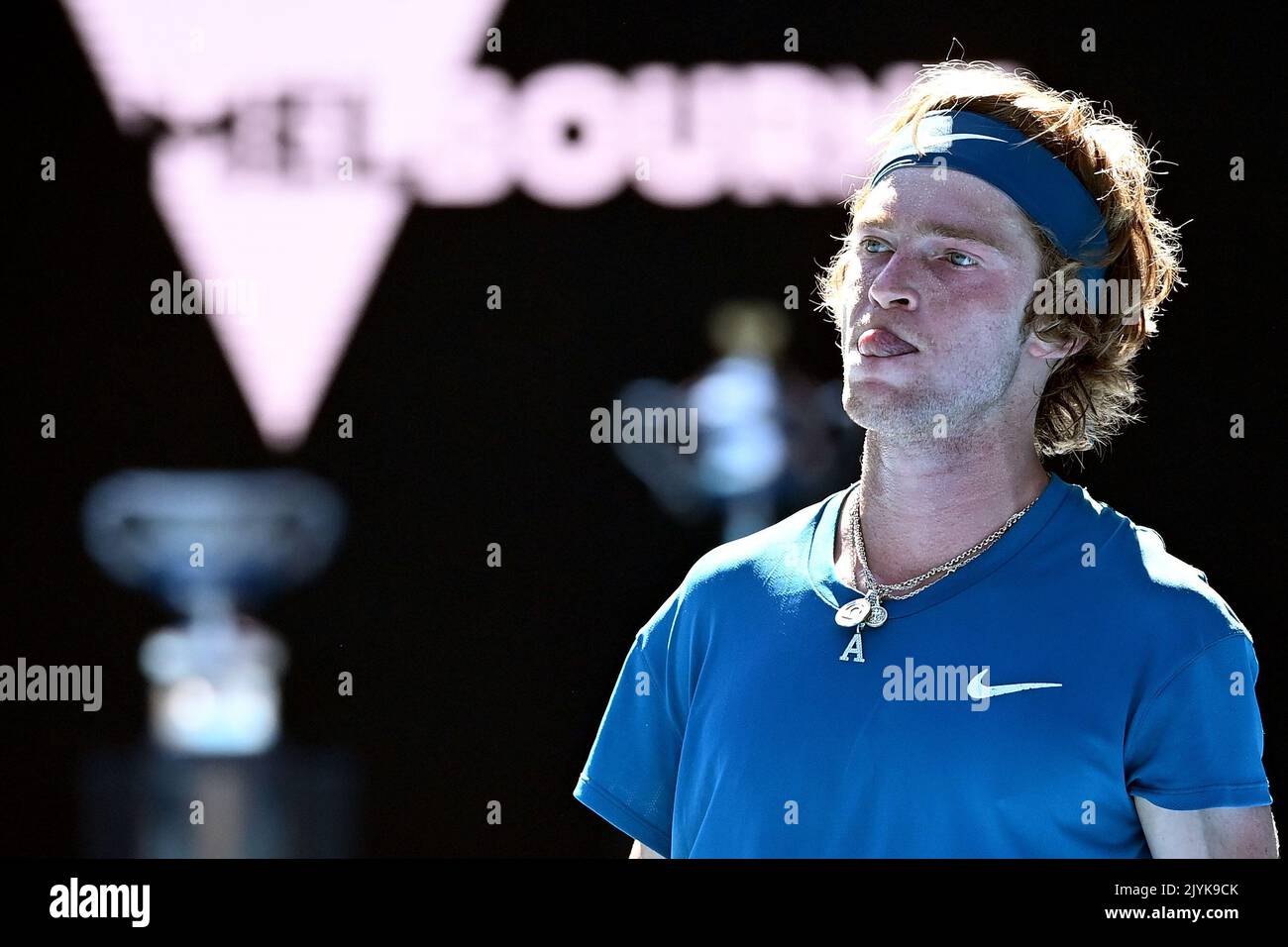 Andrey Rublev aus Russland reagiert während seines Viertelfinalmatches der Männer gegen Daniil Medwedew aus Russland am 10. Tag der Australian Open im Melbourne Park in Melbourne, Mittwoch, den 17. Februar 2021. (AAP IMAGE/DAVE HUNT) KEINE ARCHIVIERUNG, NUR REDAKTIONELLE VERWENDUNG ** AUSSCHLIESSLICH REDAKTIONELLE VERWENDUNG, KEINE KOMMERZIELLE NUTZUNG, KEINE BÜCHER ** Stockfoto