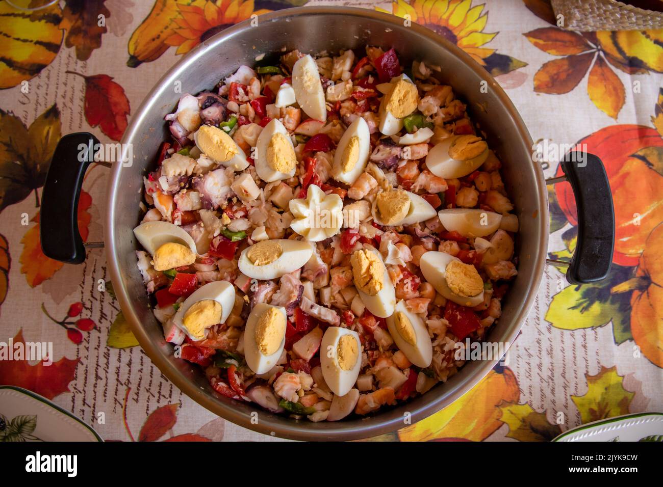Cazuela con ensalada de pescado y marisco con huevos cocidos Stockfoto
