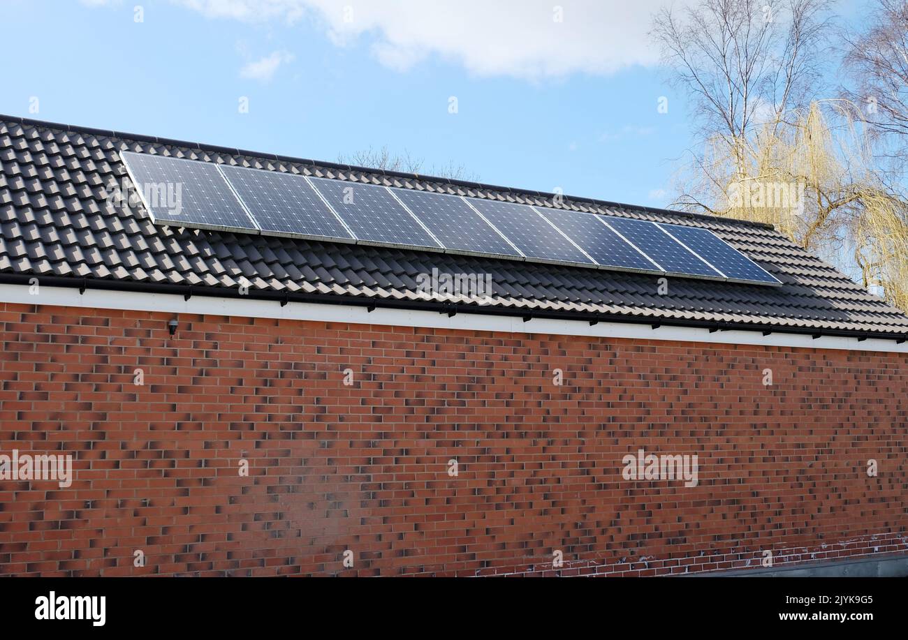 Solarzellen auf gefliestem Dach Neubau Stockfoto