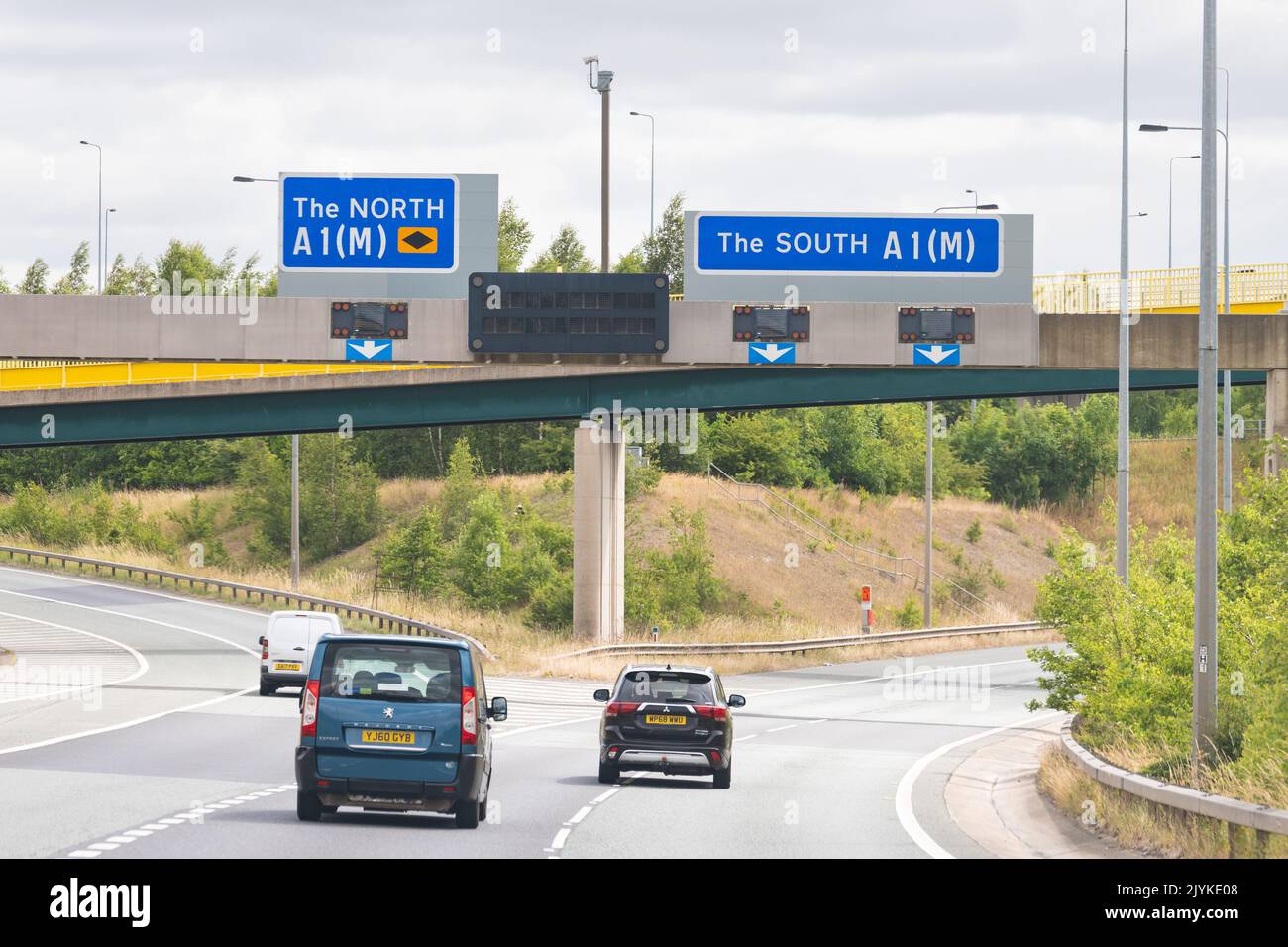 Der Norden die Südautobahn weist die Anschlussstelle 41 der A1(M) und die Anschlussstelle 32A der M62 in der Nähe von Ferrybridge, West Yorkshire, England, Großbritannien, aus Stockfoto