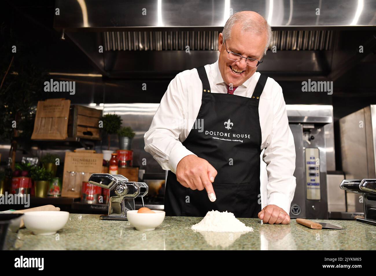 Premierminister Scott Morrison wird am Dienstag, den 9. März 2021, bei einem Besuch in der Signorelli Gastronomia in Sydney in der Herstellung von Pasta unterrichtet. (AAP Image/Dean Lewins) KEINE ARCHIVIERUNG ** NUR FÜR REDAKTIONELLE ZWECKE ** Stockfoto