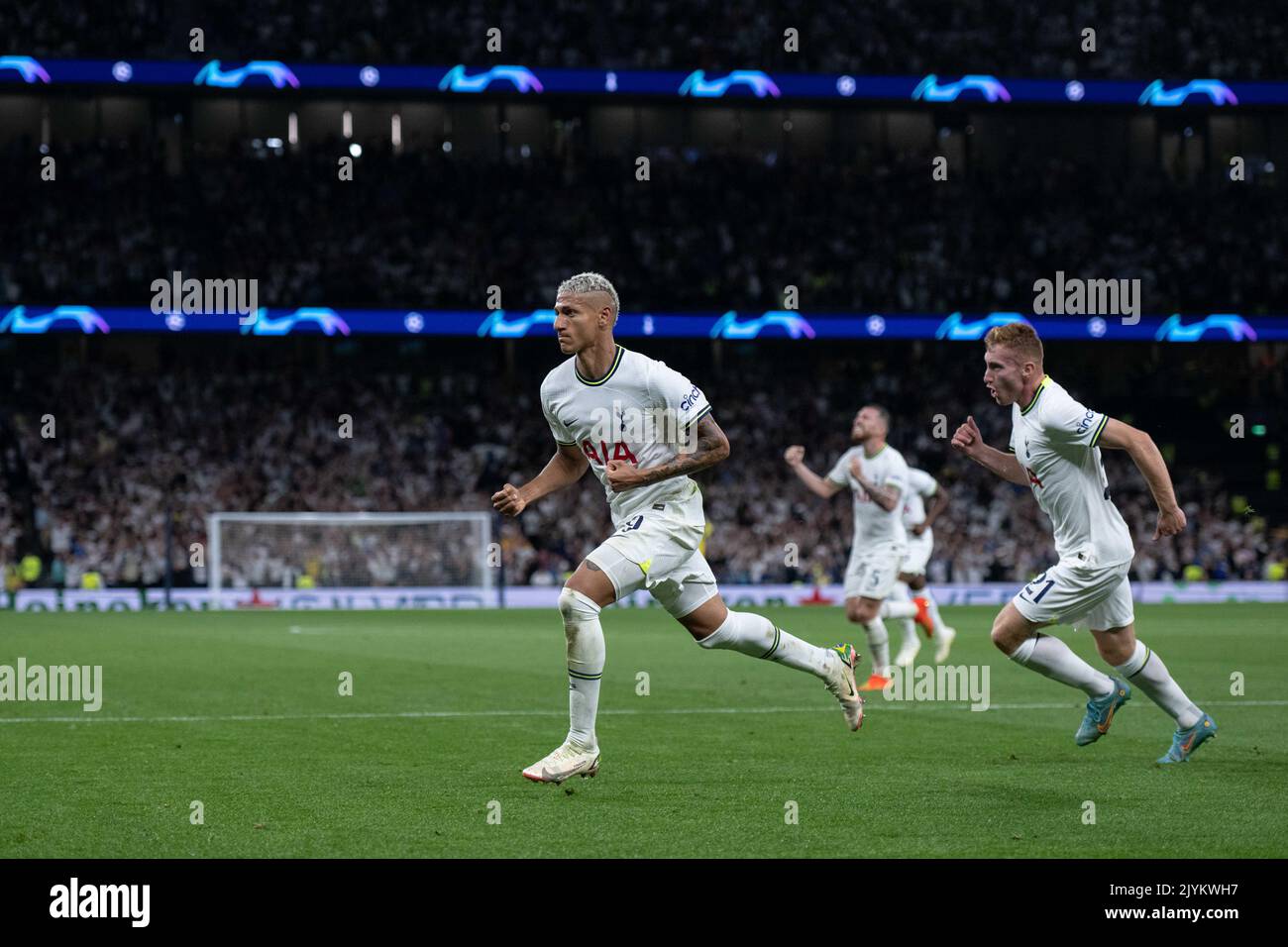 LONDON, ENGLAND - 07. SEPTEMBER: Richarlison von Tottenham Hotspur feiert mit Dejan Kulusevski, nachdem er während der UEFA Champions das Eröffnungstreffer erzielt hat Stockfoto
