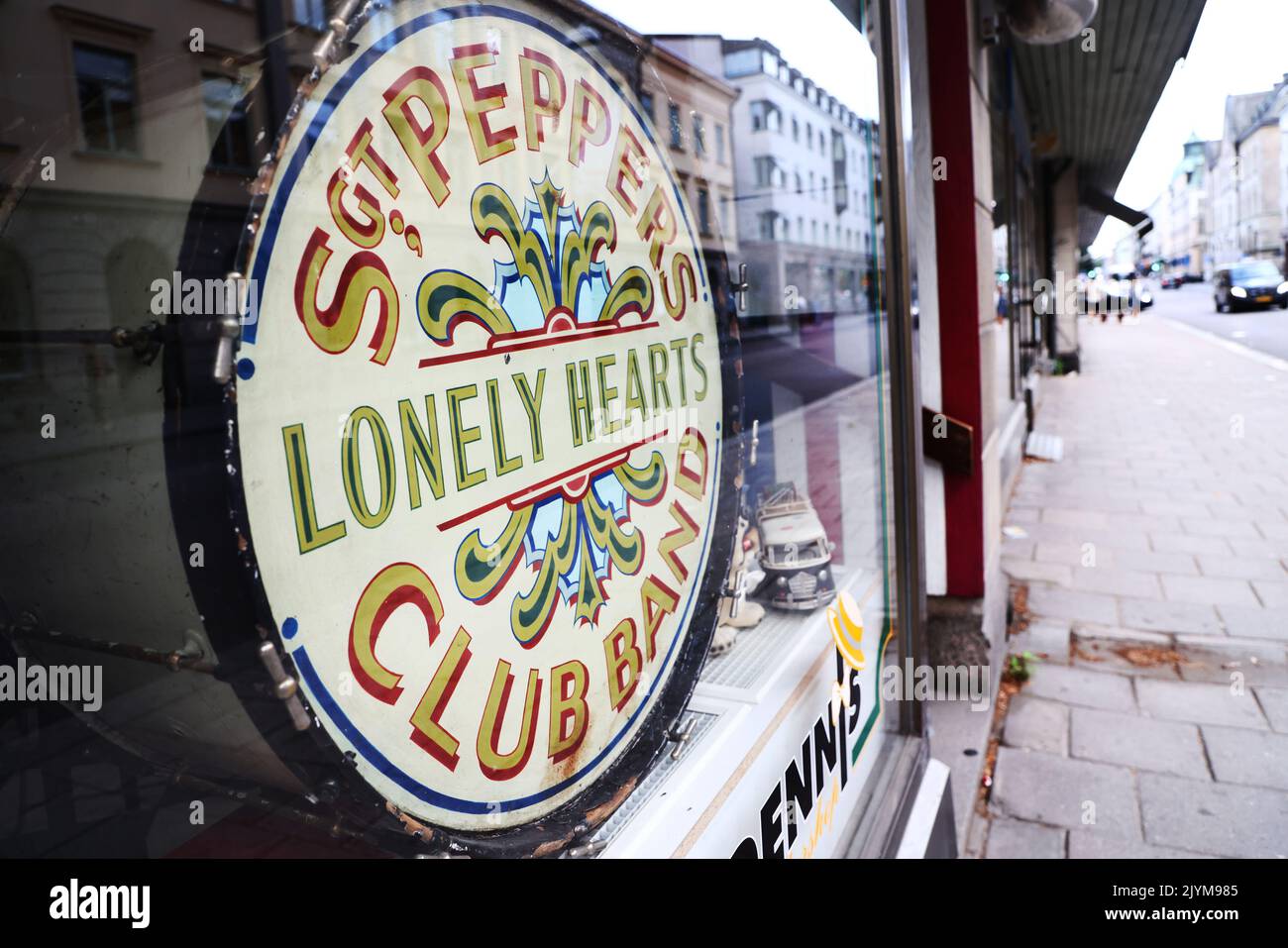 Sgt. Pepper's Lonely Hearts Club Band Drum Kit in einem Geschäft vorne. Stockfoto