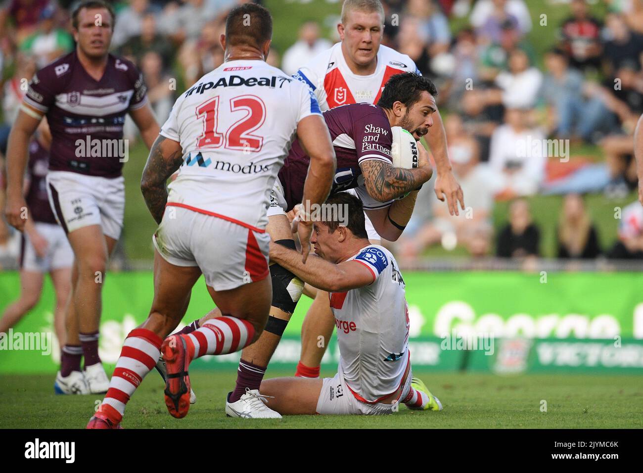 Josh Aloiai von den Seeadlern versucht, die Drachenverteidigung während des NRL-Spiels der Runde 3 zwischen den St George Illawarra Dragons und Manly Sea Eagles im WIN Stadium in Wollongong, Freitag, 26. März 2021, zu durchdringen. (AAP IMAGE/DEAN LEWINS) KEINE ARCHIVIERUNG, NUR REDAKTIONELLE VERWENDUNG ** AUSSCHLIESSLICH REDAKTIONELLE VERWENDUNG, KEINE KOMMERZIELLE NUTZUNG, KEINE BÜCHER ** Stockfoto