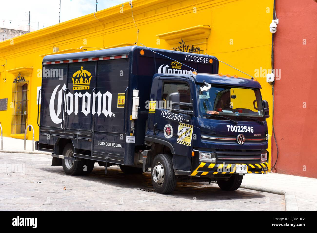 Corona beer delivery truck Fotos und Bildmaterial in hoher Auflösung