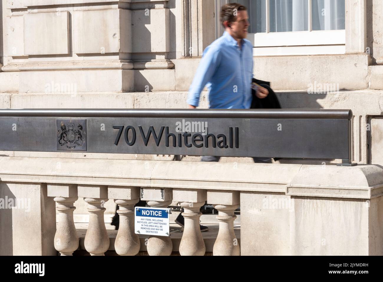 Person, die 70 zum Kabinettsbüro Whitehall, Regierungsgebäude in Whitehall, Westminster, London, Großbritannien, ging Stockfoto Person, die 70 zum Kabinettsbüro Whitehall, Regierungsgebäude in Whitehall, Westminster, London, Großbritannien, ging Stockfoto