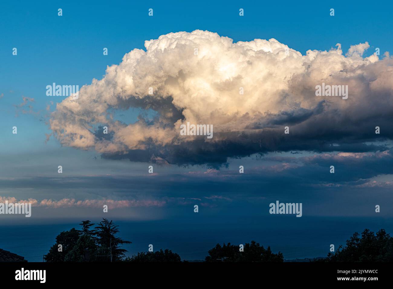 Eine seltsame Wolkenformation in Form einer riesigen Greifhand, gesehen vom sizilianischen Dorf Milo in der Nähe von Catania Stockfoto
