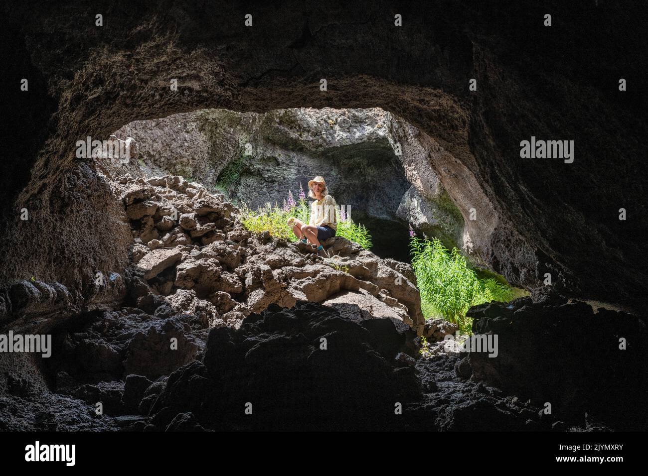 In der Grotta dei Lamponi (Himbeer-Höhle) Lavahöhle, oder Lavaröhre, auf dem Ätna, Sizilien, Italien Stockfoto