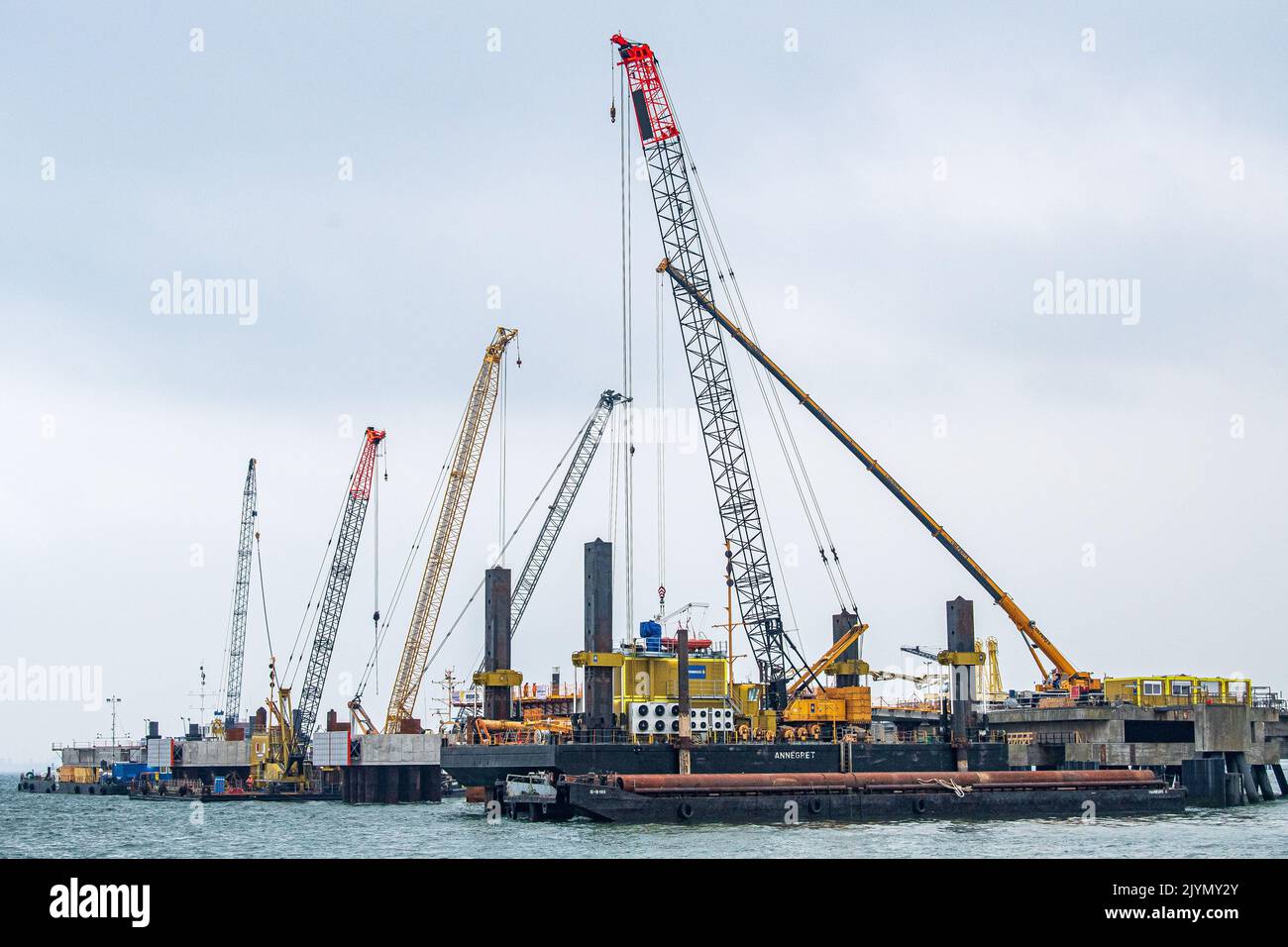 Wilhelmshaven, Deutschland. 08. September 2022. Am künftigen Importterminal für Flüssigergas (LNG) werden Bauarbeiten durchgeführt. Eine FSRU (Floating Storage and Regasification Unit) für den Import von Flüssigerdgas nach Deutschland soll in diesem Winter an der Anlegestelle in Wilhelmshaven anlegen. Quelle: Sina Schuldt/dpa/Alamy Live News Stockfoto