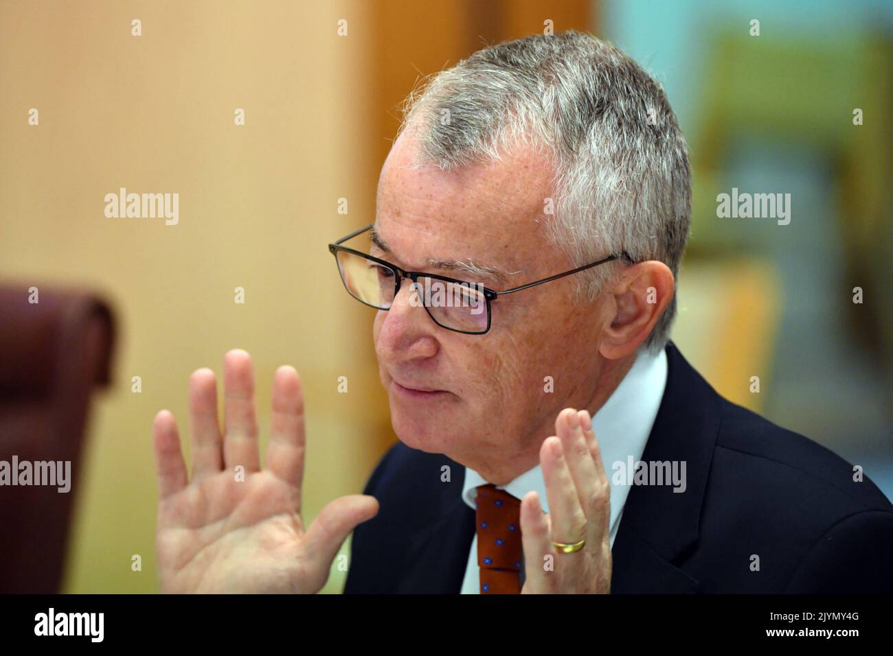 Der Vorsitzende der australischen Post, Lucio Di Bartolomeo, erscheint am Dienstag, den 13. April 2021, vor einer Untersuchung des Senats über Veränderungen bei der australischen Post im Parlamentsgebäude in Canberra. (AAP Image/Mick Tsikas) KEINE ARCHIVIERUNG ** NUR FÜR REDAKTIONELLE ZWECKE ** Stockfoto