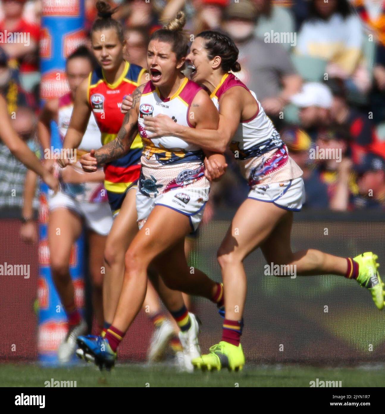 Jessica Wuetschner von den Löwen feiert ein Tor mit Teamkollege Ally Anderson beim AFLW Grand Final Spiel zwischen den Adelaide Crows und Brisbane Lions am Adelaide Oval in Adelaide, Samstag, 17. April 2021. (AAP IMAGE/MATT TURNER) KEINE ARCHIVIERUNG, NUR REDAKTIONELLE VERWENDUNG ** AUSSCHLIESSLICH REDAKTIONELLE VERWENDUNG, KEINE KOMMERZIELLE NUTZUNG, KEINE BÜCHER ** Stockfoto