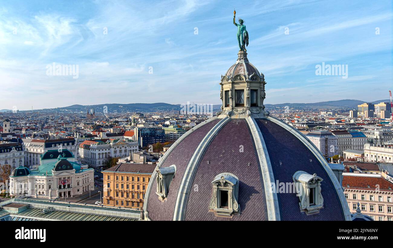 Naturkundemuseum Wien in Österreich an einem sonnigen Tag in Europa ist eine Luftaufnahme von der Innenstadt und der Stadt der österreichischen Hauptstadt aus der Luft zu sehen. Stockfoto