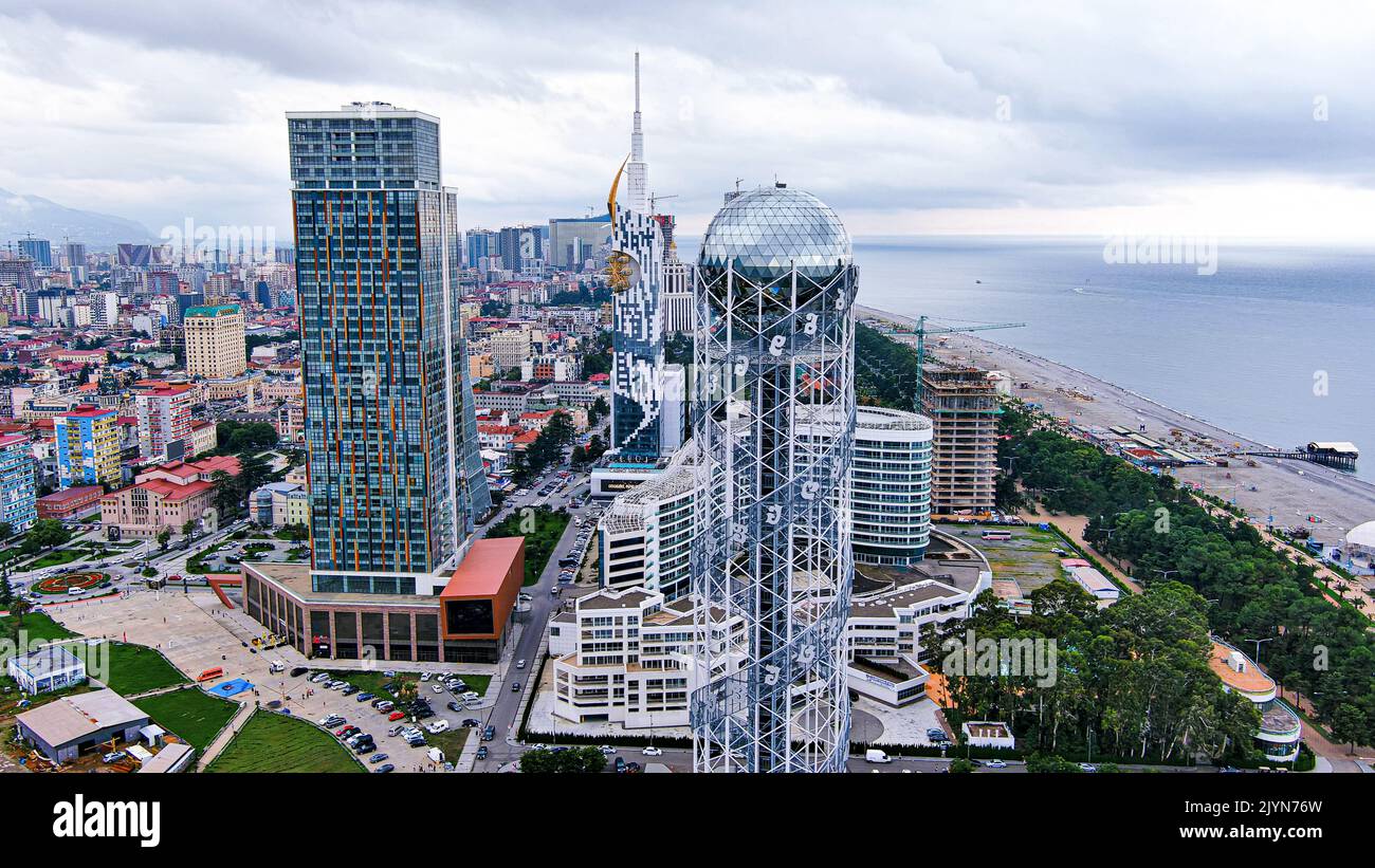 Luftaufnahme von Batumi aus der Vogelperspektive mit Nahaufnahmen berühmter Gebäude, des Alphabet Tower, des Casinos und großer Wahrzeichen der Batumi Technological University Stockfoto