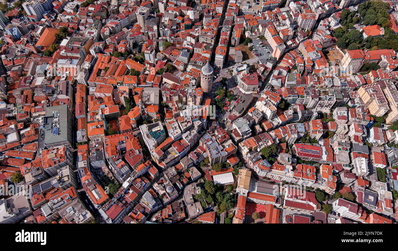 Blick aus der Vogelperspektive auf alte mittelalterliche Stadtgebäude und den ikonischen Galata-Turm in Istanbul FT. Luftaufnahme des historischen Viertels mit einem Flug über Europa Stockfoto