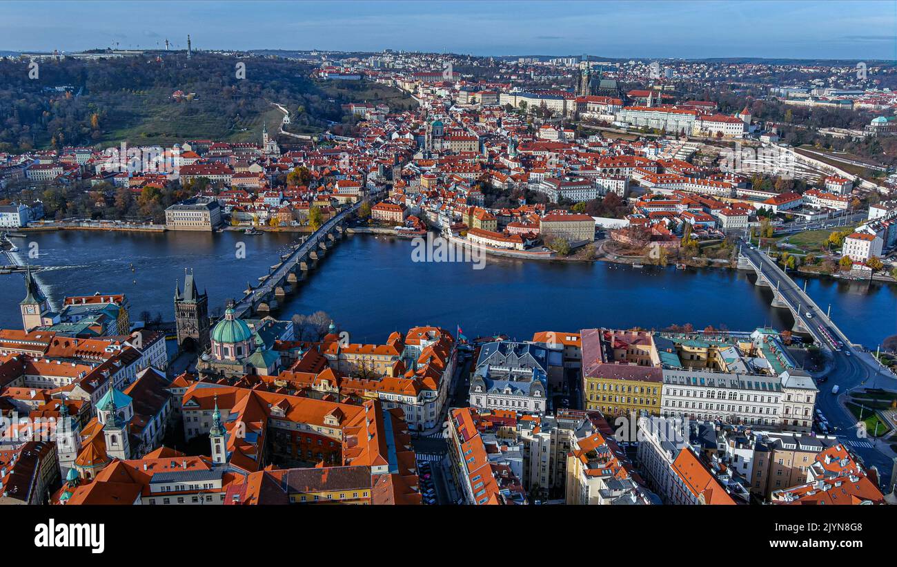 Luftaufnahme der schönen Prager ft berühmten Karlsbrücke zwischen Altstädter Ring und Prager Burg. Über der Moldau, bunte barocke Gebäude Stockfoto