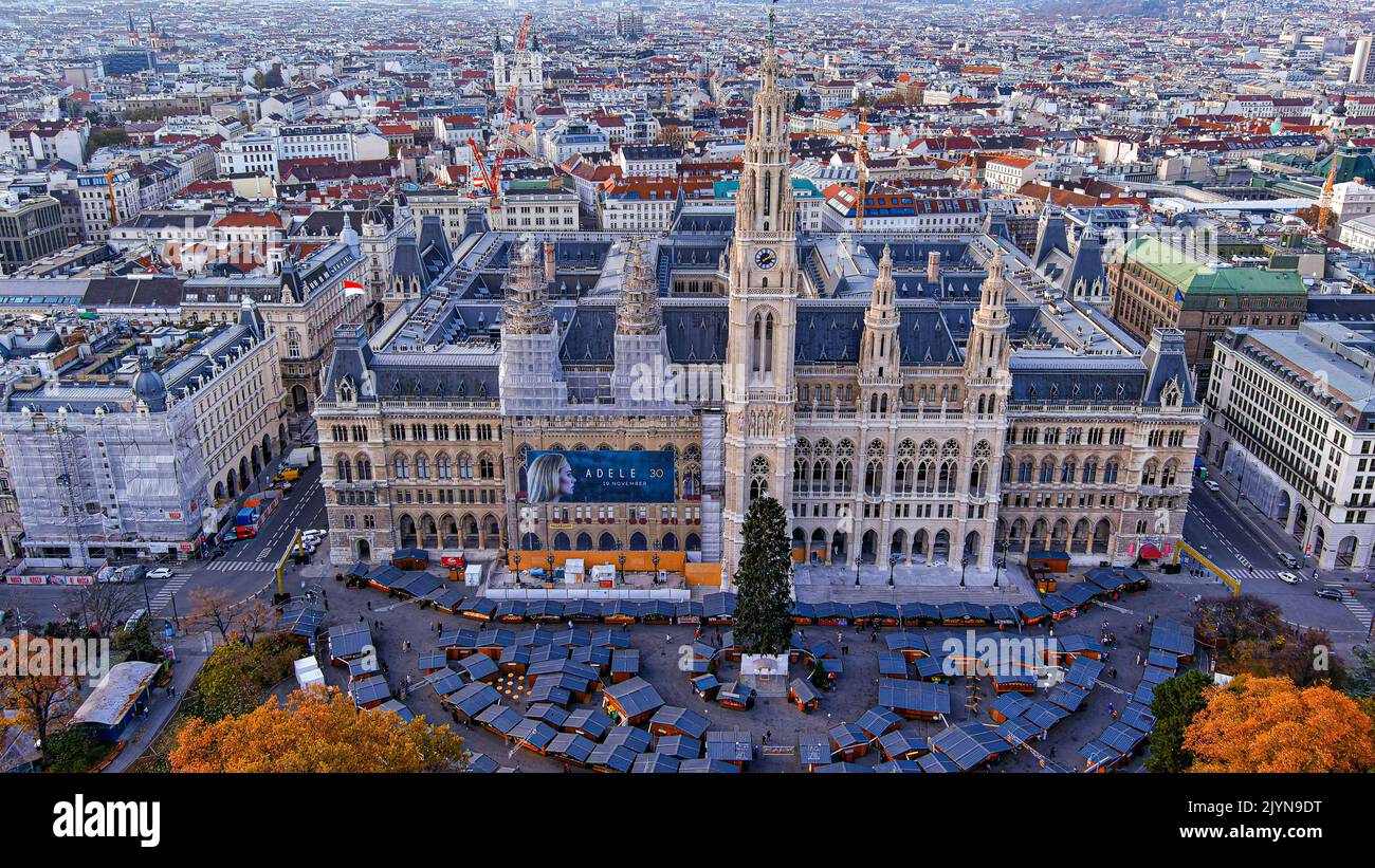 Fliegen Sie über den Rathauspark und nähern Sie sich dem Wiener Rathaus. Eines der bekanntesten Reiseziele Österreichs in Europa Stockfoto