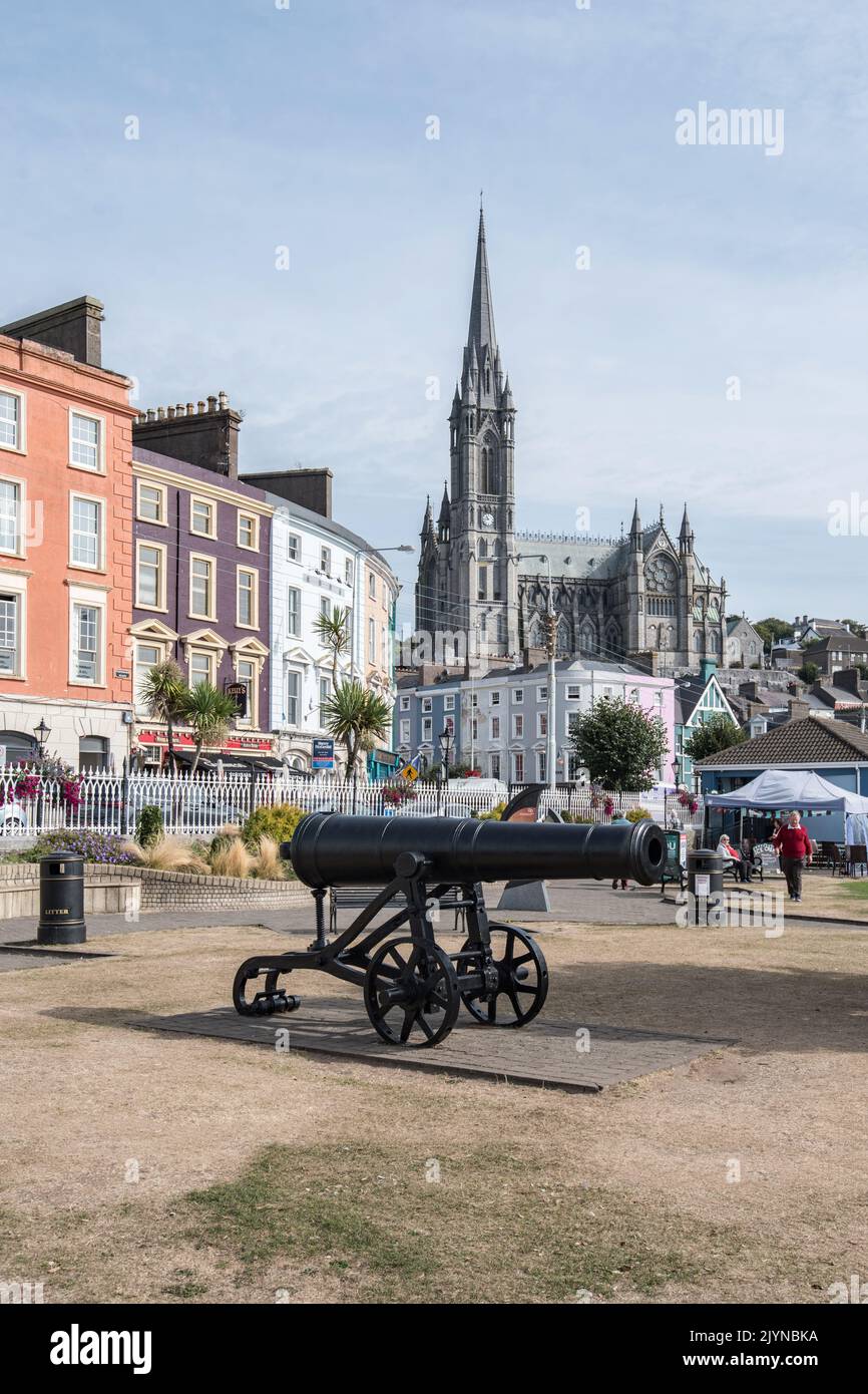 Die Cobh Cathedral, bekannt als St Colman's Cathedral, ist die höchste Kirche Irlands und ihr Wahrzeichen mit seinem hohen Turm blickt auf die Stadt und den Hafen. Stockfoto