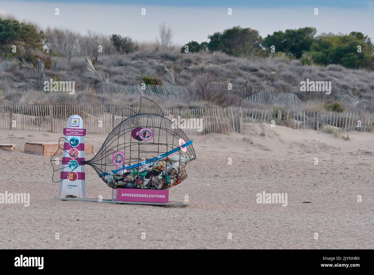 Gefräßiger Fisch - Fischförmiger Behälter für Plastikmüll im Rahmen einer Kampagne „Null-Plastik“ am Strand zwischen Portiragnes und Serignan, Herault, Frankreich Stockfoto