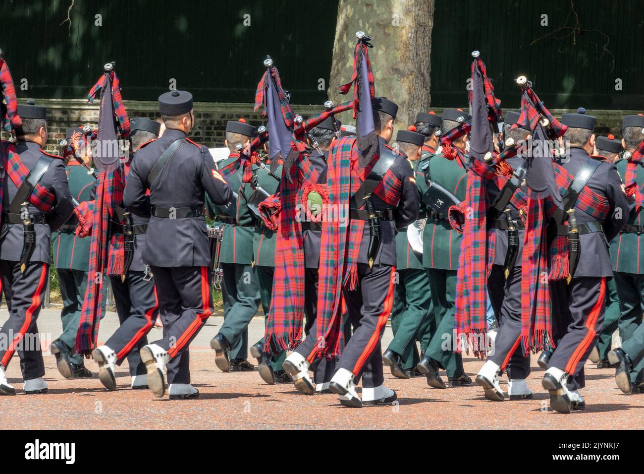 Band der Brigade von Gurkhas während der Parade der Wachen in der Mall in London, Großbritannien Stockfoto
