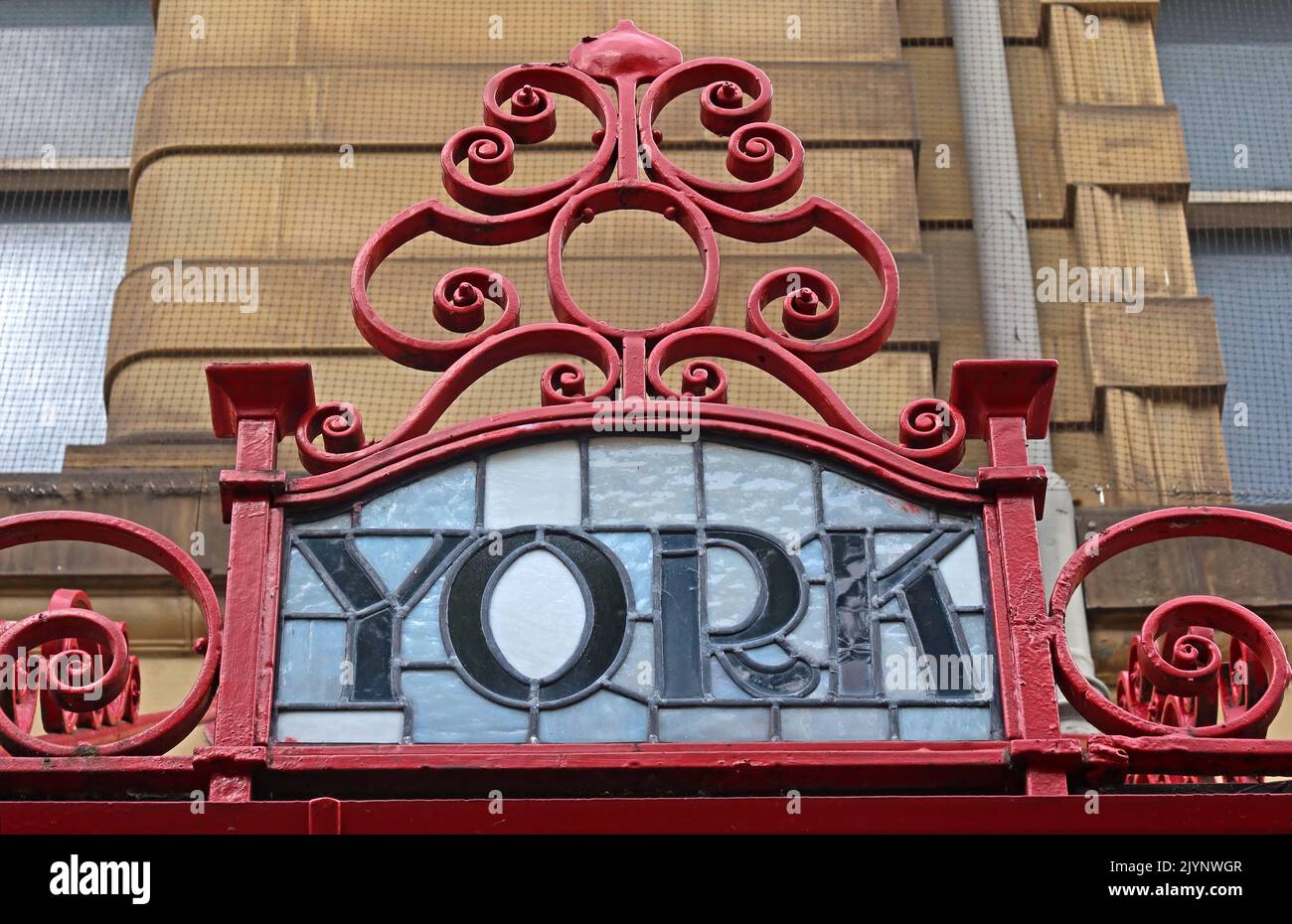 York - Jugendstil, Schriftzüge, Wörter, die M&LR- und L&YR-Ziele auf einem kunstvollen Glas- und Eisendach zeigen, Bahnhof Manchester Victoria Stockfoto