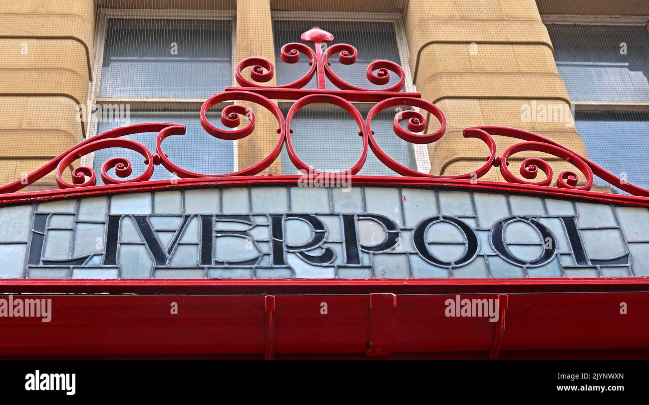 Liverpool - Jugendstil, Schriftzüge, Wörter, die M&LR- und L&YR-Ziele auf einem kunstvollen Glas- und Eisendach zeigen, Bahnhof Manchester Victoria Stockfoto
