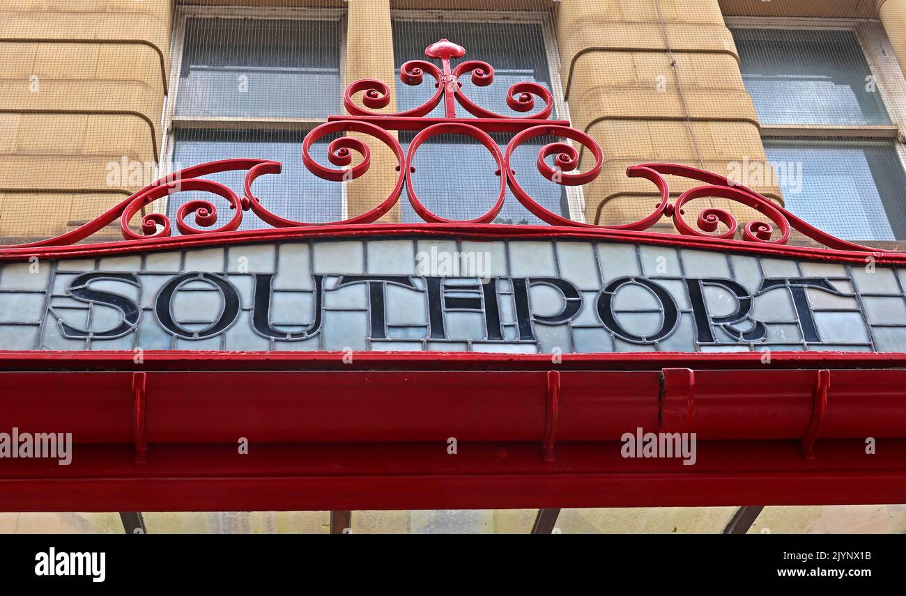 Southport: Jugendstil, Schriftzüge, Wörter, die M&LR- und L&YR-Ziele auf einem kunstvollen Glas- und Eisendach zeigen, Bahnhof Manchester Victoria Stockfoto