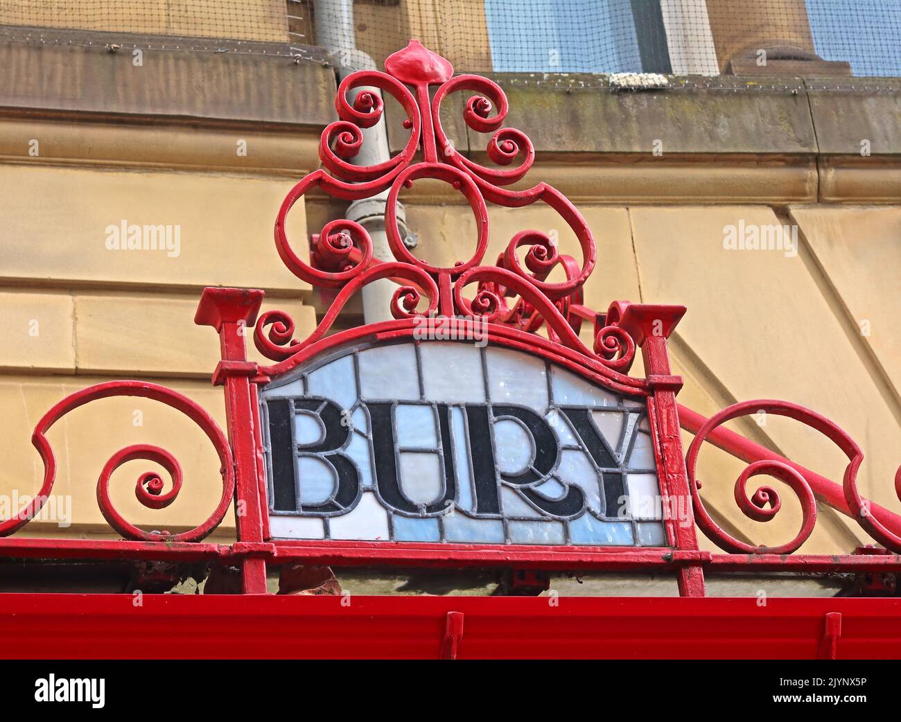 Bury - Jugendstil, Schriftzüge, die M&LR- und L&YR-Ziele auf einem kunstvollen Glas- und Eisendach zeigen, Bahnhof Manchester Victoria Stockfoto