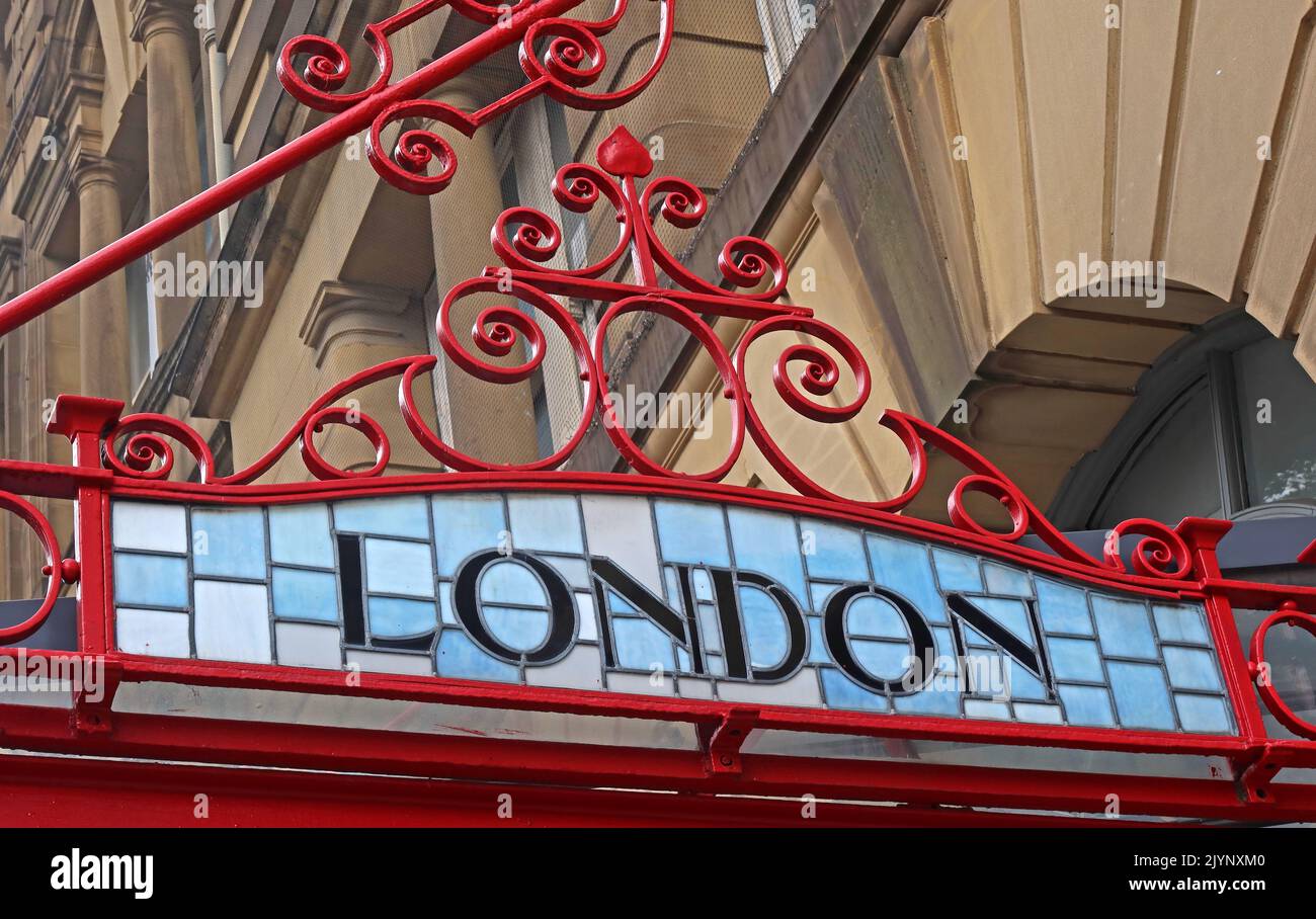 London - Jugendstil, Schriftzüge, Wörter, die M&LR- und L&YR-Ziele auf einem kunstvollen Glas- und Eisendach zeigen, Bahnhof Manchester Victoria Stockfoto