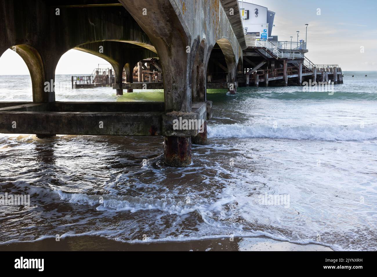 Blick unter dem Bournemouth Pier im Spätsommer, Dorset, England Stockfoto