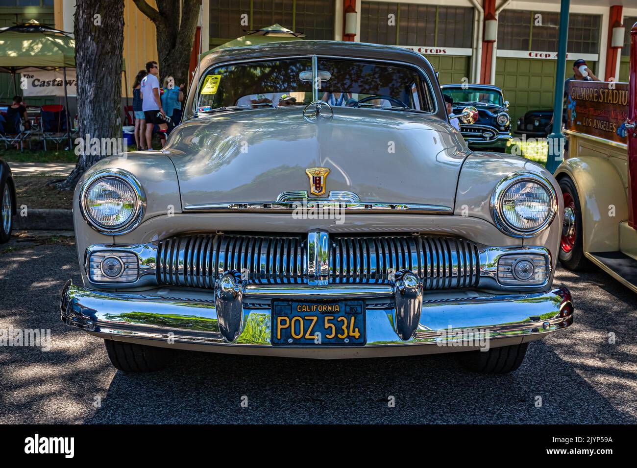 Falcon Heights, MN - 17. Juni 2022: Hochperspektivische Vorderansicht der Mercury Eight Sports Sedan a1950 auf einer lokalen Automobilausstellung. Stockfoto