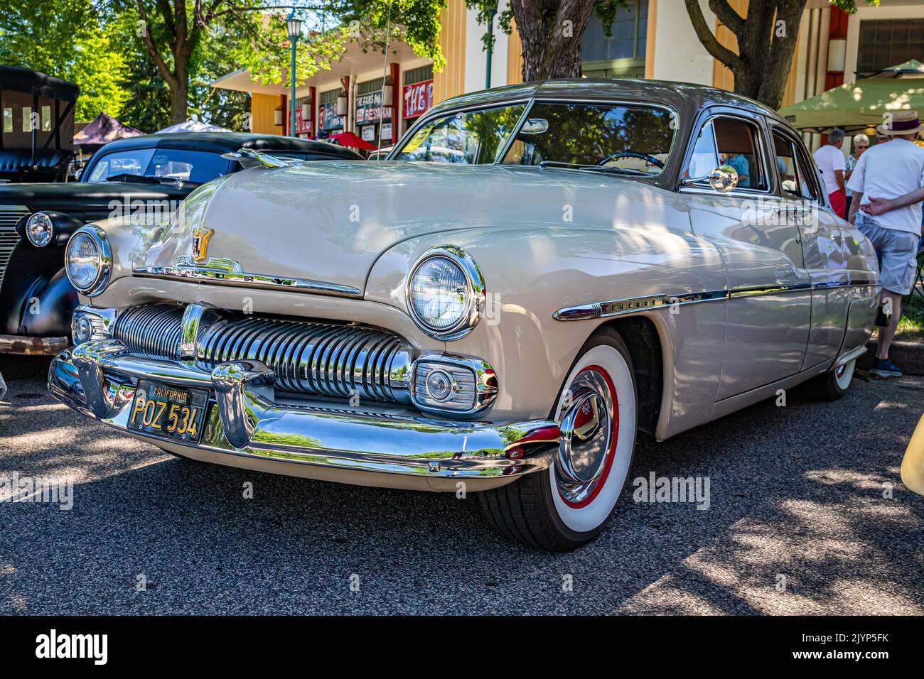 Falcon Heights, MN - 17. Juni 2022: Vorderansicht einer Mercury Eight Sports Limousine aus dem Jahr 1950 mit niedriger Perspektive auf einer lokalen Automobilausstellung. Stockfoto