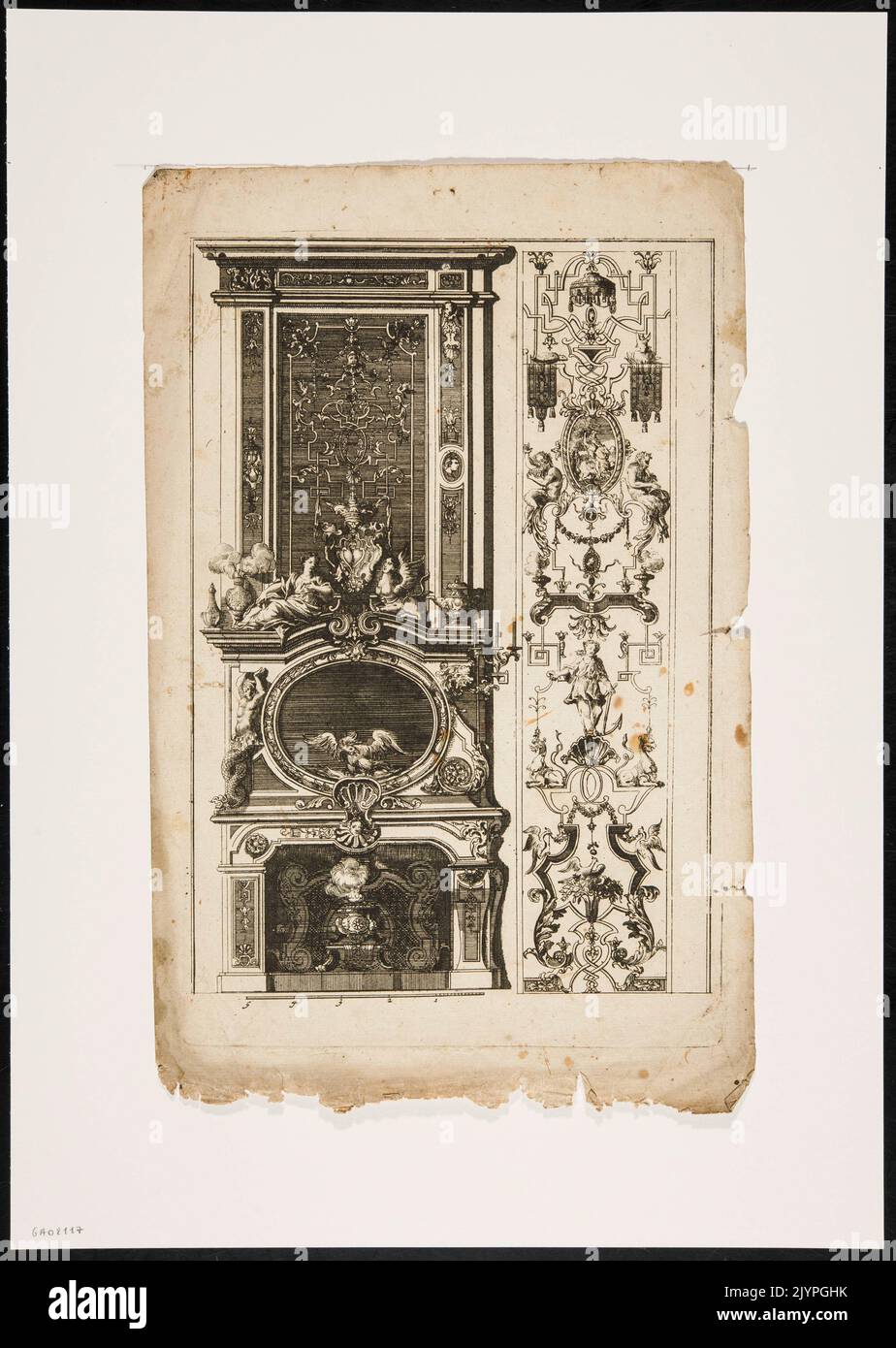 Der Kamin verfügt über eine dekorative Tafel mit grotesken und mythischen Figuren, die kompliziertes Design und symbolische Elemente der Handwerkskunst zeigen. Diese Figuren werden oft mit der Barockkunst in Verbindung gebracht. Stockfoto