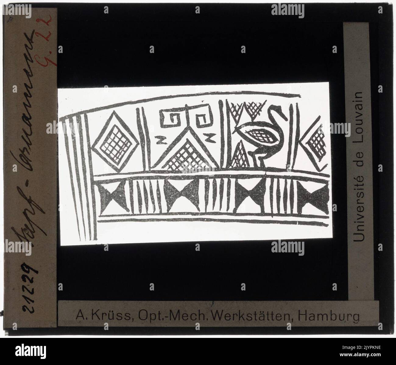 Alte griechische Töpfervasen sind bekannt für ihre komplizierten Designs und dekorativen Dekorationen. Häufige Motive sind geometrische Muster, Figuren und Darstellungen des täglichen Lebens oder der Mythologie. Diese Vasen wurden für verschiedene Zwecke verwendet, einschließlich Lagerung, Opfergaben und als Bestattungsgegenstände. Ihr Design variiert je nach regionalen Stilen, wie z. B. der schwarzfigurigen und der rotfigurigen Technik, die im antiken Griechenland verwendet wurde. Stockfoto