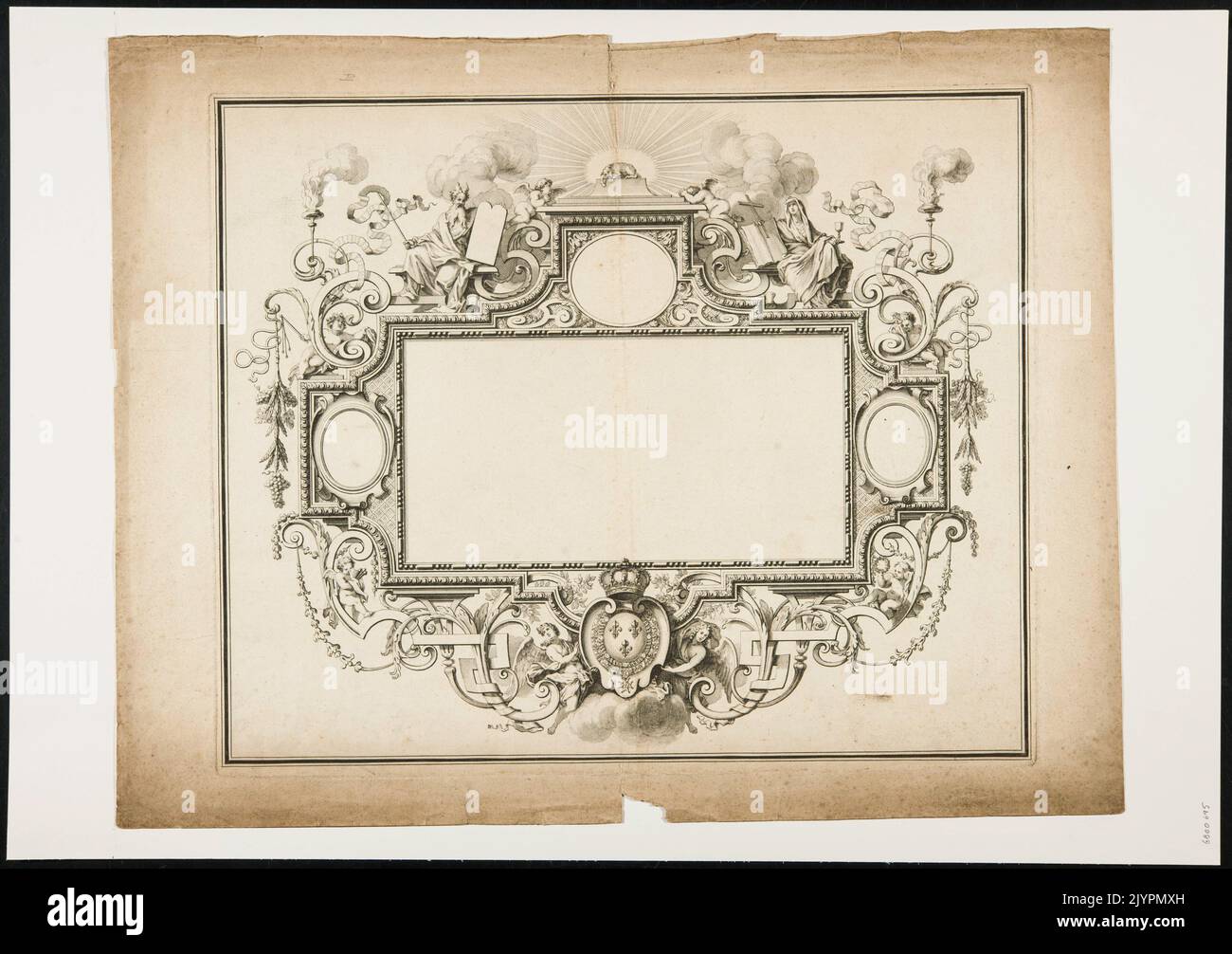 Dieses Rahmendesign zeigt Engel und Putten, die das Lamm Gottes umgeben, zwei heilige Figuren und das Wappen Frankreichs. Die Komposition ist reich an christlichem Symbolismus und französischer Heraldik und verbindet heilige und königliche Motive. Stockfoto
