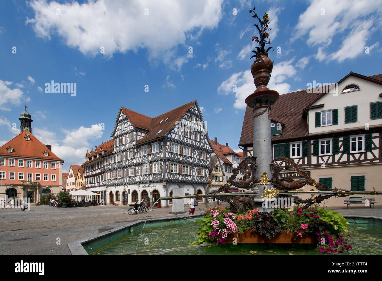 Schorndorf, Deutschland: Altstadt und Marktplatz mit Fachwerkhäusern und Stadtbrunnen Stockfoto