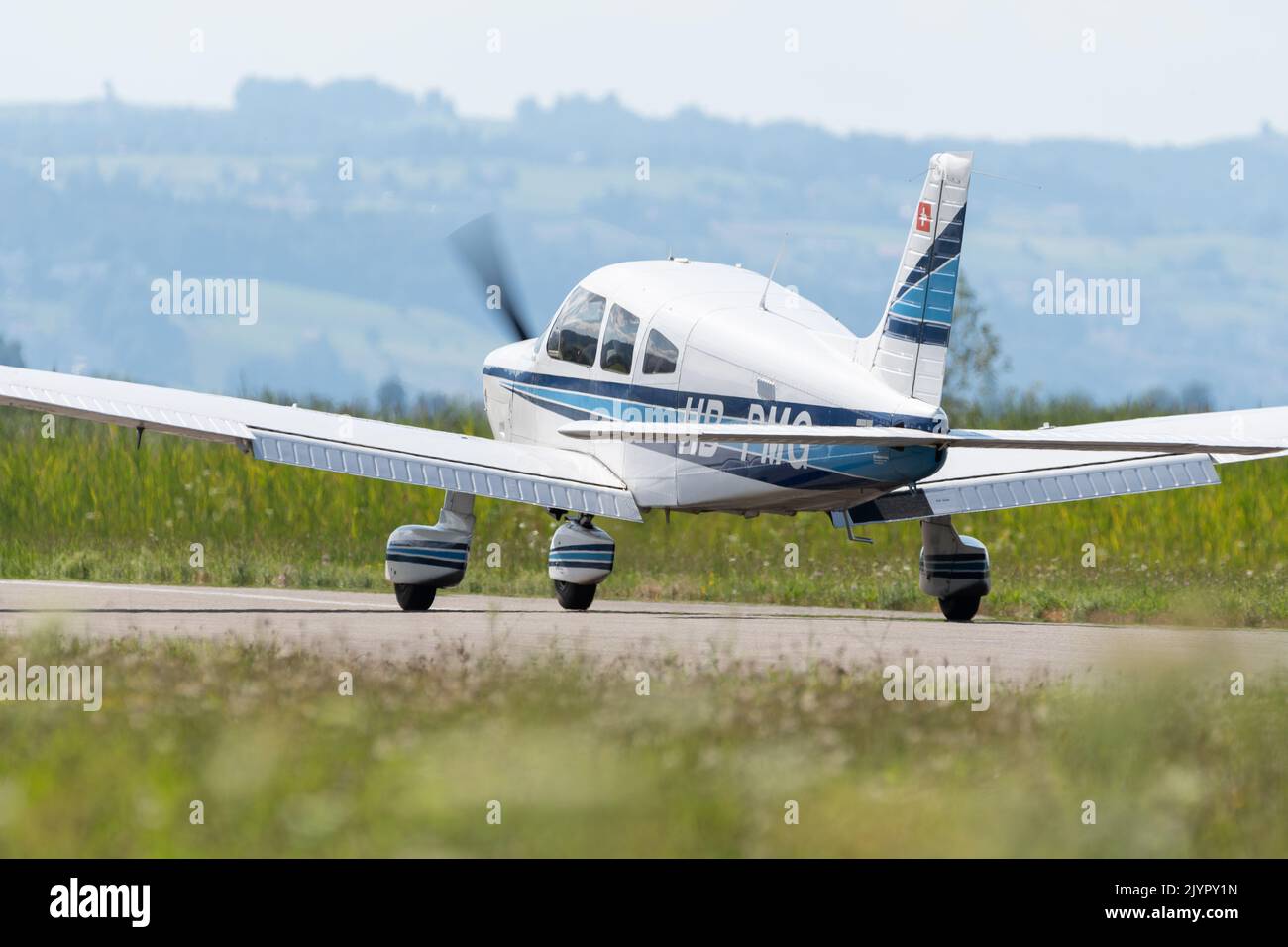 Wangen-Lachen, Schweiz, 31. Juli 2022 Piper PA28-181 Archer II landet auf einem kleinen Flugplatz Stockfoto