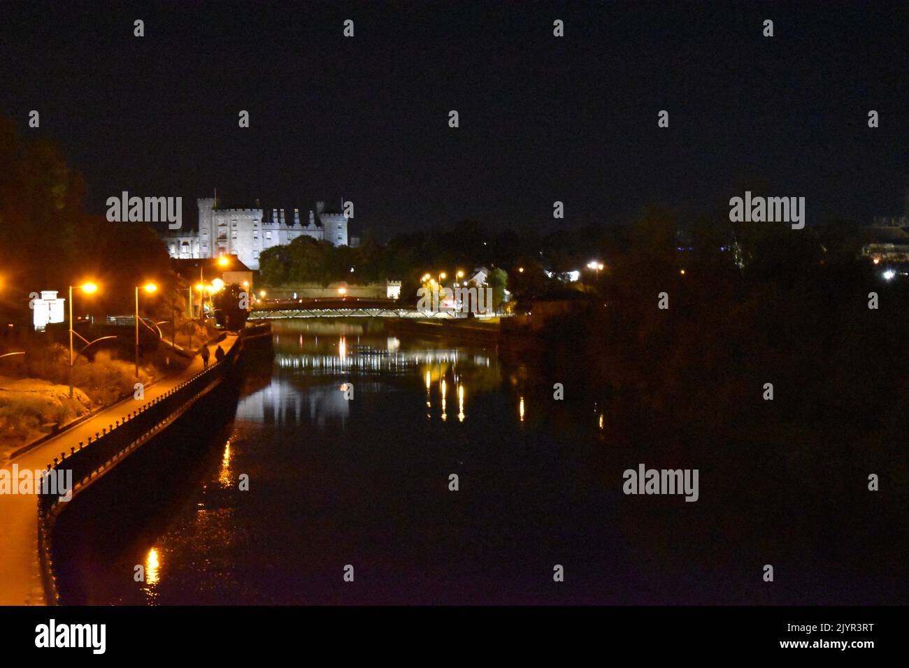Kilkenny Castle und Nachtansicht der Stadt, Kilkenny, Irland Stockfoto