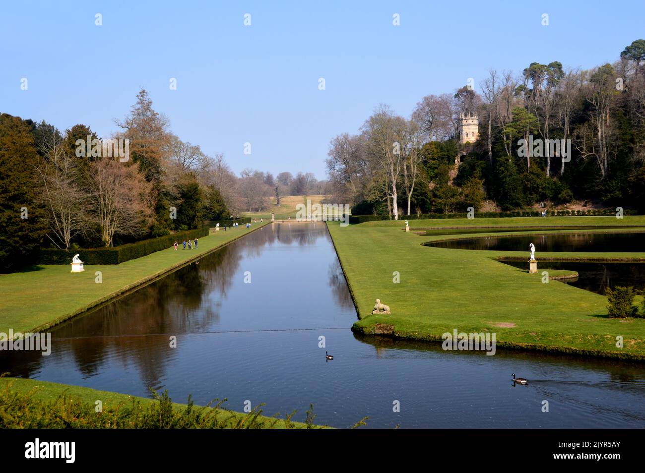 Der Octagon Tower (Folly) & Statuen am Lower Canal bei Fountains Abbey und Studley Royal Water Garden, North Yorkshire, England, Großbritannien. Stockfoto