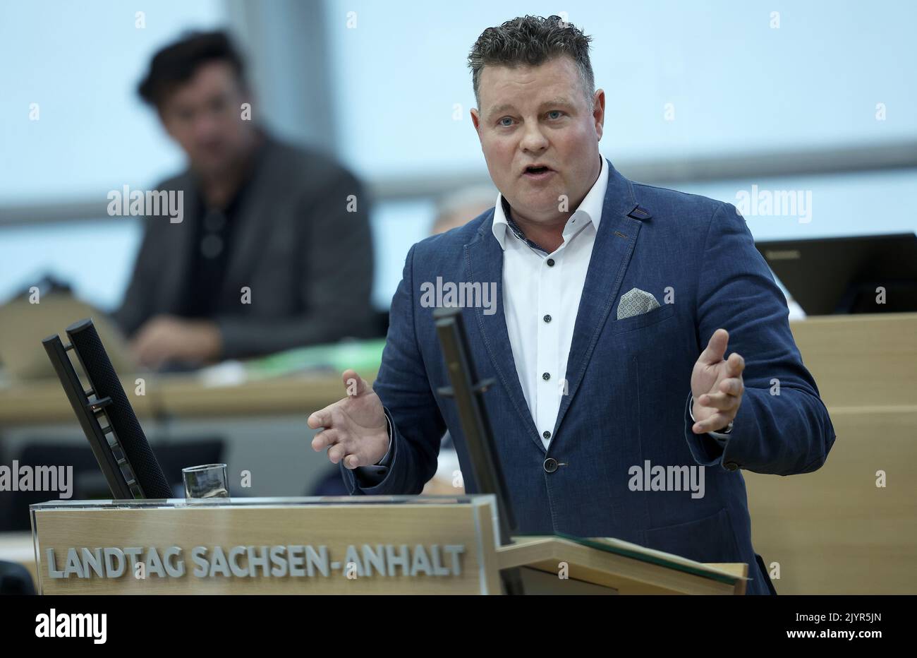 08. September 2022, Sachsen-Anhalt, Magdeburg: Markus kurze, Fraktionssekretär der CDU-Fraktion, spricht während der Debatte "verliert nicht das Vertrauen in den öffentlichen Rundfunk". Der landtag debattiert über den öffentlich-rechtlichen Rundfunk. Die Bundesländer arbeiten derzeit an der Rundfunkreform. Dazu gehört beispielsweise die Stärkung der Rundfunkkontrolle. Foto: Ronny Hartmann/dpa Stockfoto