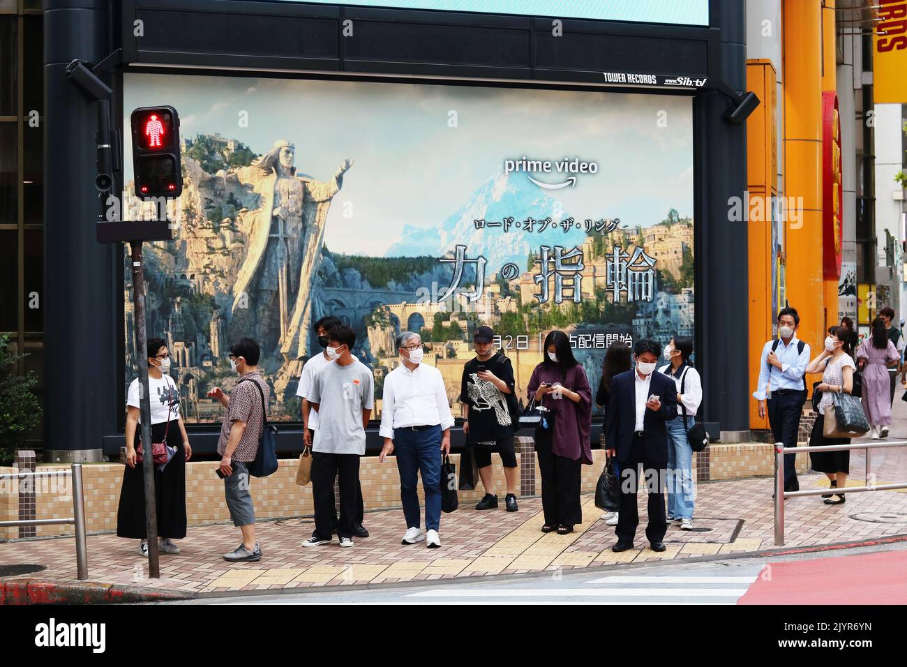 TOKIO, JAPAN - 8. September 2022 Menschen warten vor der Shibuya-Niederlassung von Tower Records in Tokio. Es gibt ein Poster für die Herr der Ringe TV-Serie. Stockfoto