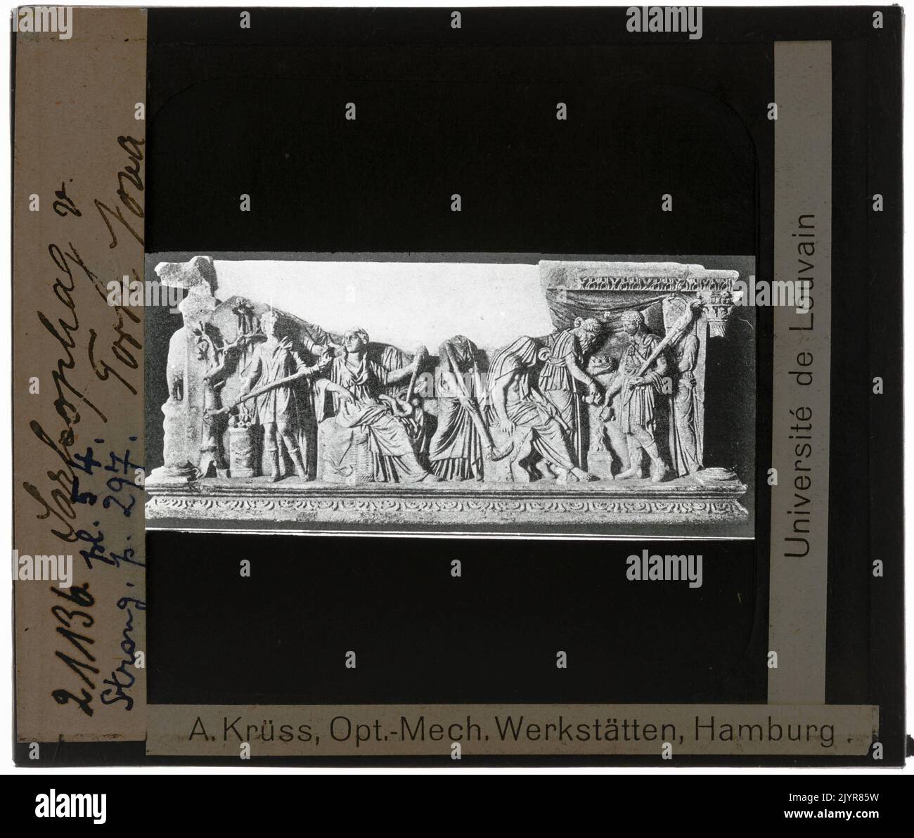 Ein Sarkophag ist ein Steinsarg, der oft aufwändig verziert ist und in alten Kulturen zum Begräben der Toten verwendet wird. Diese Särge wurden typischerweise von der Elite verwendet und hatten oft Inschriften oder Schnitzereien, die die Verstorbenen oder religiösen Symbole repräsentierten. Stockfoto