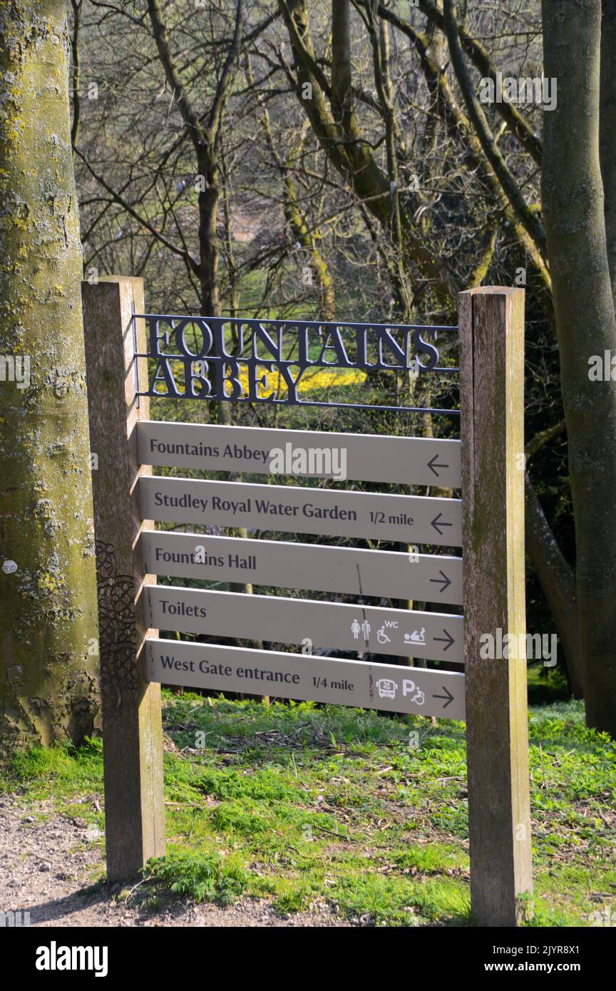 Holz- und Metallschilder auf dem Gelände der Ruinen von Fountains Abbey Zisterzienserkloster, North Yorkshire, England, Großbritannien. Stockfoto