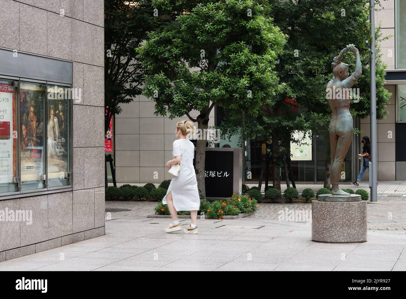 TOKIO, JAPAN - 1. September 2022: Eine Statue eines Darstellers und Plakate vor dem Takarazuka Theater im Zentrum von Tokio. Etwas Bewegungsunschärfe. Stockfoto