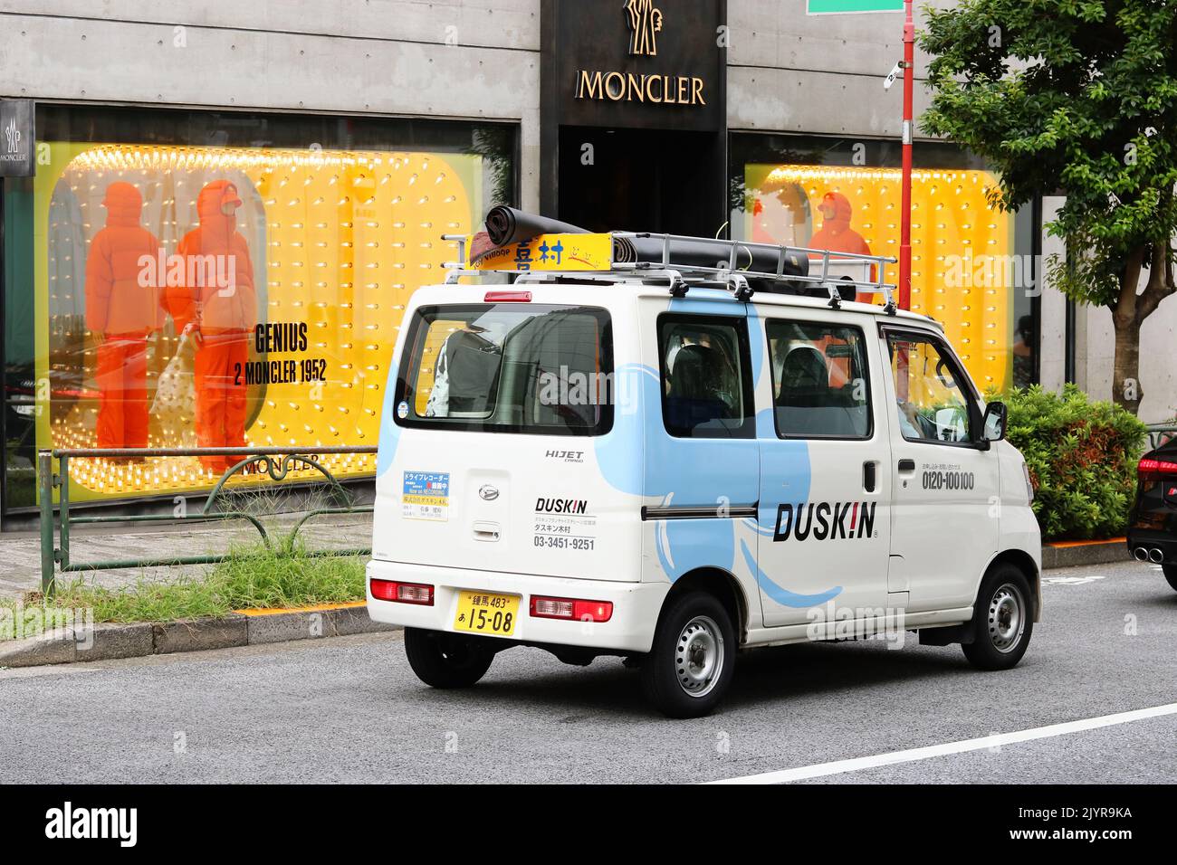 TOKIO, JAPAN - 25. August 2022: Ein Duskin-Van auf einer Straße in Tokyos Aoyama-Gegend vor einem Moncler-Laden. Stockfoto