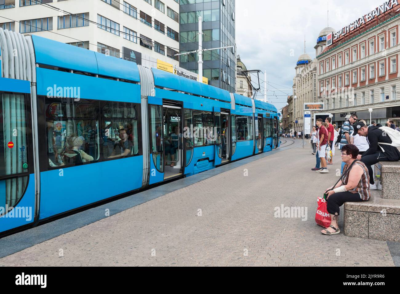 Moderne blaue Straßenbahn und ein-/Aussteigen von Passagieren am Ban Jelacic Platz in Zagreb, Kroatien, Europa Stockfoto