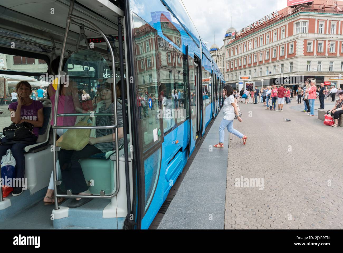 Moderne blaue Straßenbahn und ein-/Aussteigen von Passagieren am Ban Jelacic Platz in Zagreb, Kroatien, Europa Stockfoto