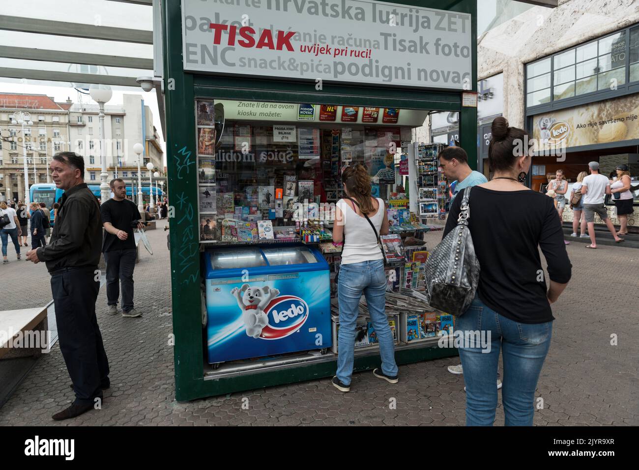 Ein Kiosk in Tisak, der Artikel wie Sonnenbrillen, Sonnenschirme, Zigaretten, Feuerzeuge, Zeitschriften, Batterien und vieles mehr verkauft. Zagreb, Kroatien, Europa Stockfoto